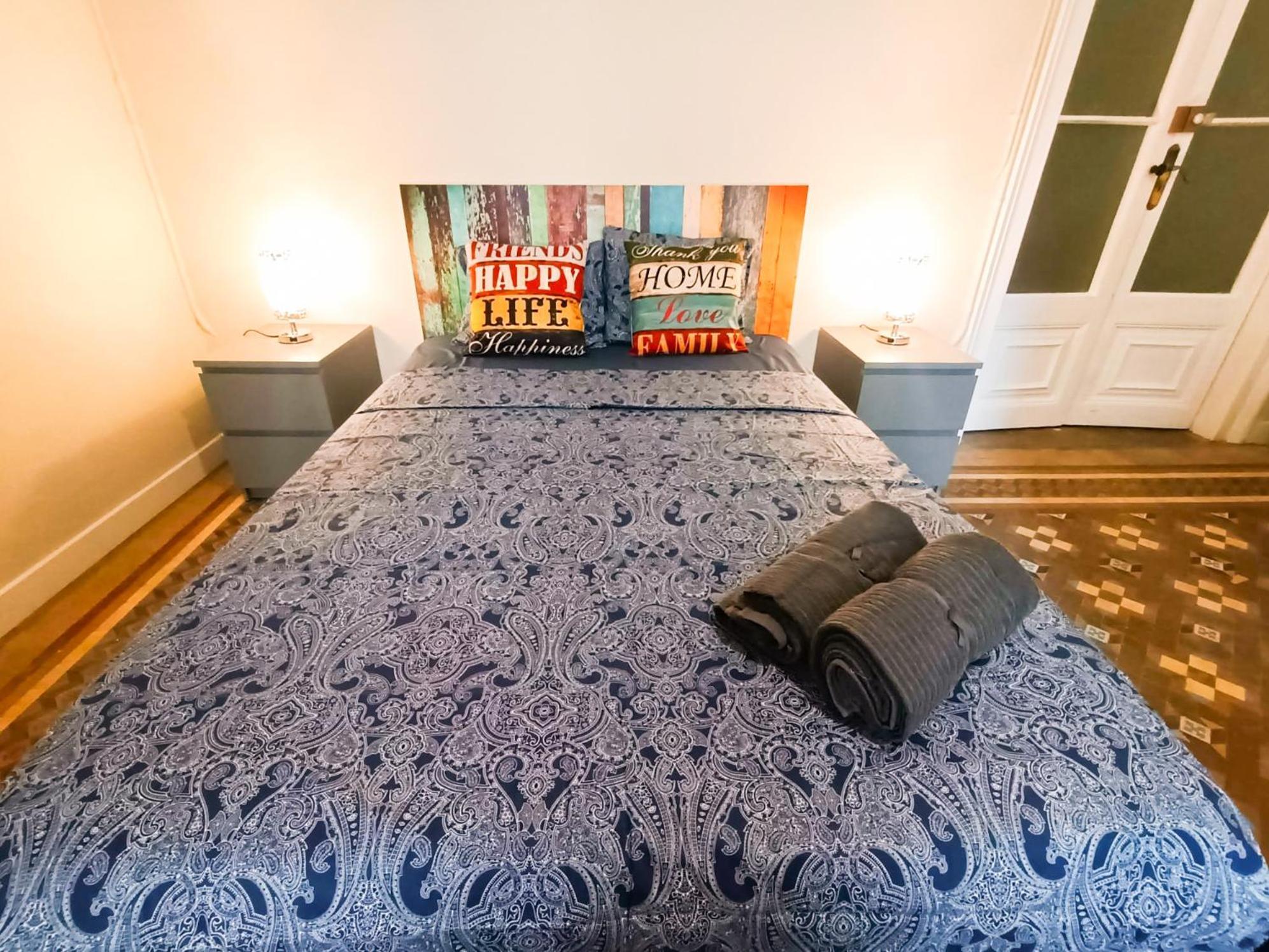 Oasis - Roger Lluria Hostel