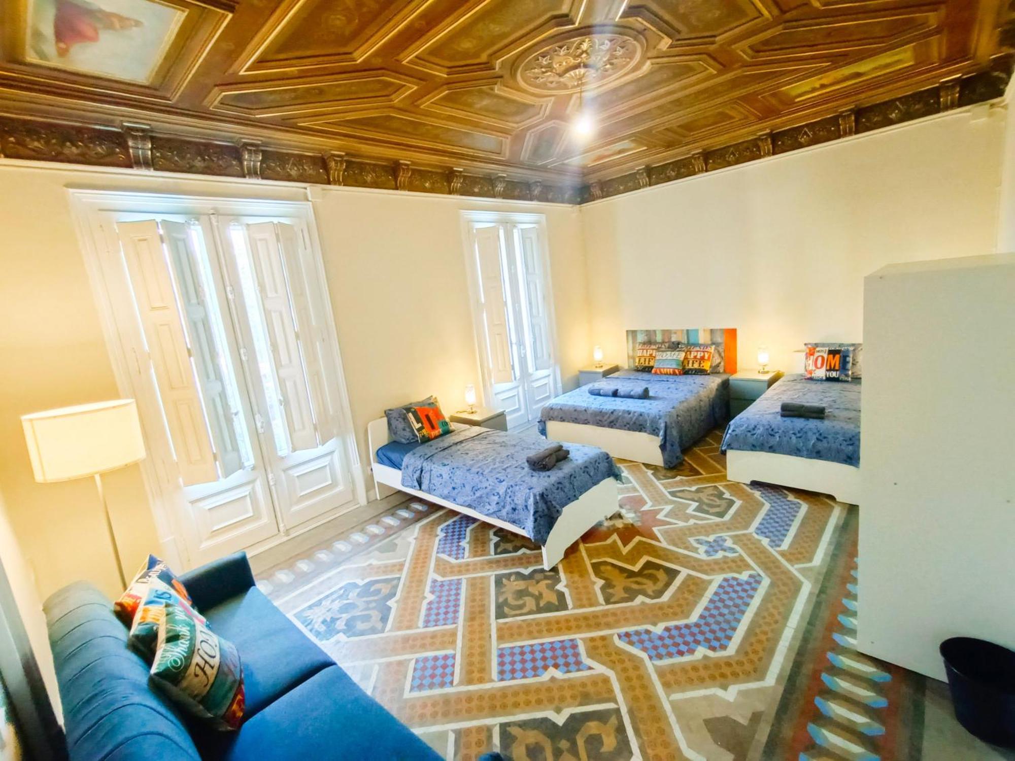 Oasis - Roger Lluria Hostel