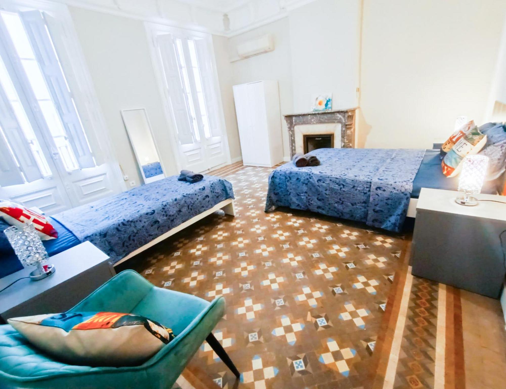 Hostel Oasis - Roger Lluria *