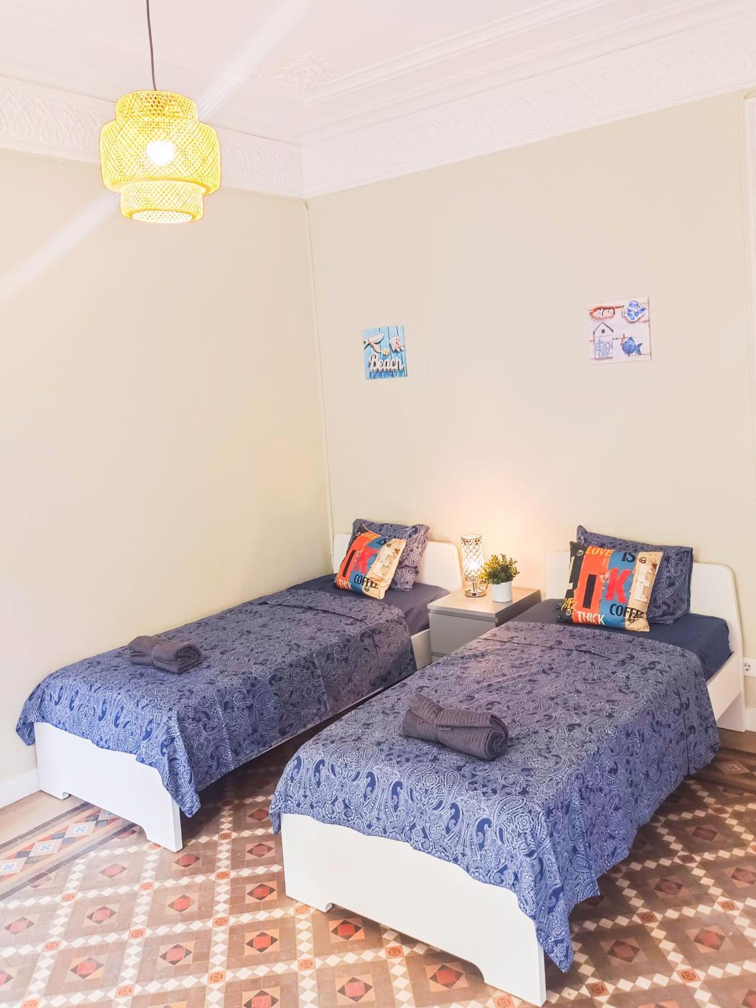 Oasis - Roger Lluria Hostel