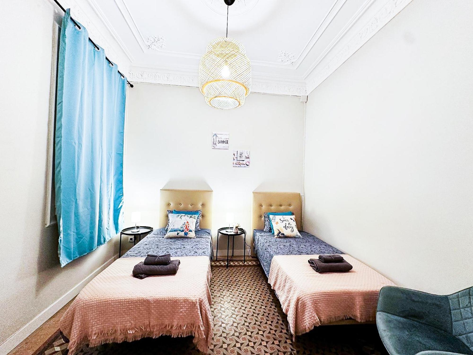 Oasis - Roger Lluria Hostel