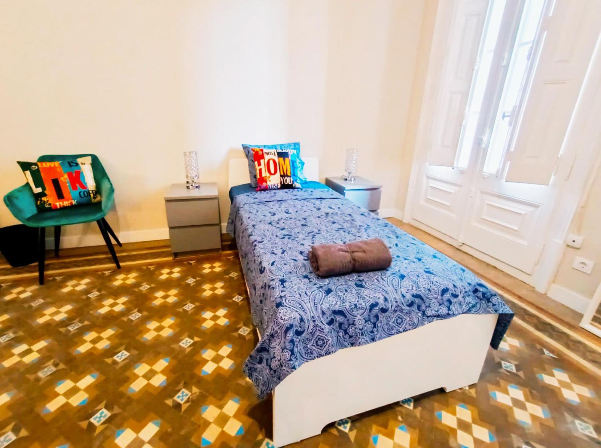 Oasis - Roger Lluria Hostel
